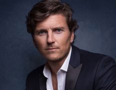 Asa Elliott : il travaille comme livreur de supermarché pendant le Covid !